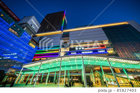 日本の横浜都市景観 横浜駅やイルミネーションなどを望む 85827403