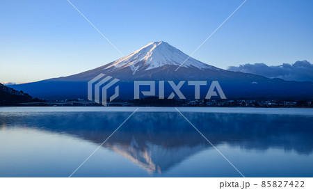 冬晴れと逆さ富士・早朝の河口湖畔絶景 85827422