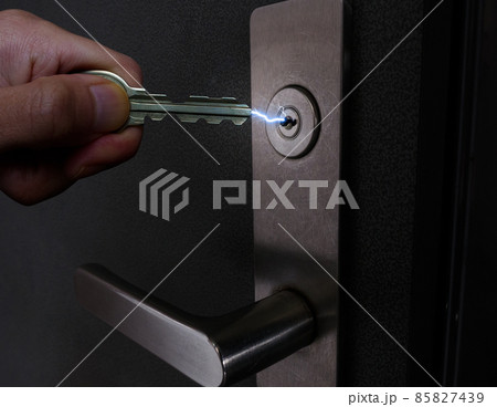 玄関の鍵をさす際に発生する静電気のイメージ 85827439