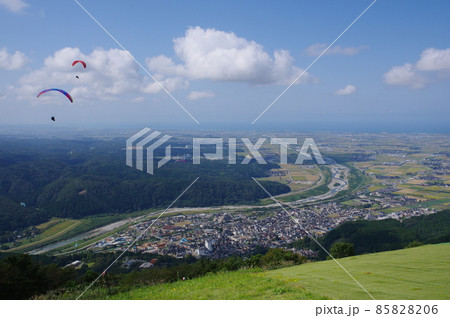 獅子吼高原から飛ぶパラグライダーと手取川扇状地の眺め 獅子吼高原から飛ぶパラグライダーと手取川扇状地の眺め 85828206