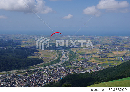 獅子吼高原から飛ぶパラグライダーと手取川扇状地の眺め 獅子吼高原から飛ぶパラグライダーと手取川扇状地の眺め 85828209