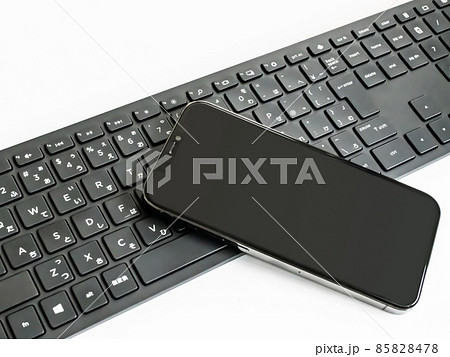 スマートフォンとキーボード 85828478