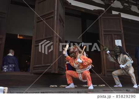 鶴林寺の鬼追い　四股を踏む赤鬼と青鬼 85829290