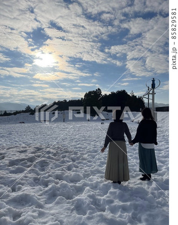 京都　京都府　京都縦貫自動車道由良川PA　雪の上に立つ二人の女性 85829581