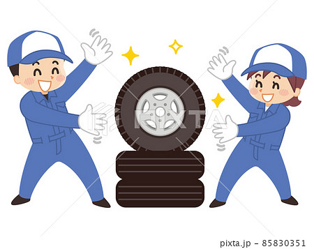自動車整備士の男女とタイヤ 85830351