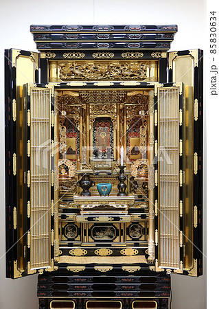 金仏壇に飾られた阿弥陀様の掛け軸と仏具1 85830634