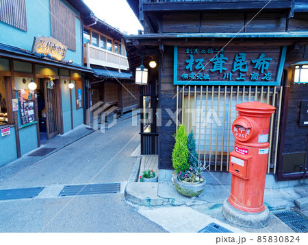 有馬温泉の町並み（夕暮れの湯本坂） 85830824