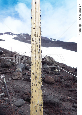 富士山の登山道の風景　小銭の挟まった鳥居の丸太 85830837