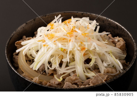 白髪ねぎ牛丼 85830905