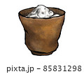 筆で描かれた焼酎水割りロックのイラスト 85831298