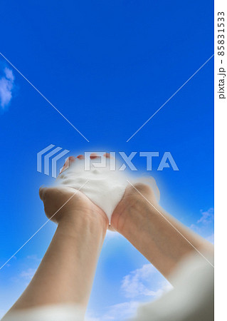 ビューティーイメージ　洗顔する女性　手元アップ 85831533