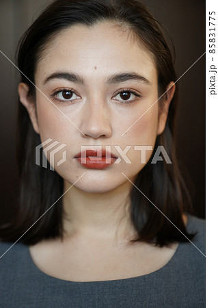 シックな女性のポートレート シックな女性のポートレート 85831775