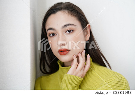 黄色いニットの女性 85831998