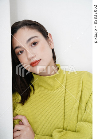 黄色いニットの女性 85832002