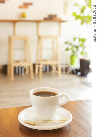カフェでくつろぐ(縦) カフェでくつろぐ(縦) 85832052