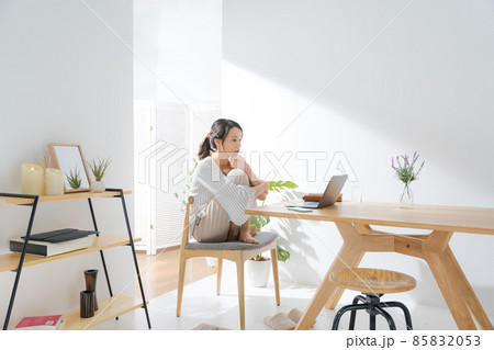 女性　在宅ワーク　全身 85832053