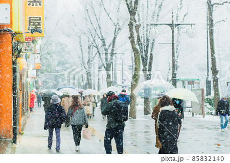 初雪が降った池袋 85832140