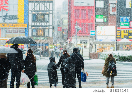 初雪が降った池袋 85832142