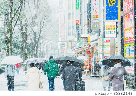 初雪が降った池袋 85832143
