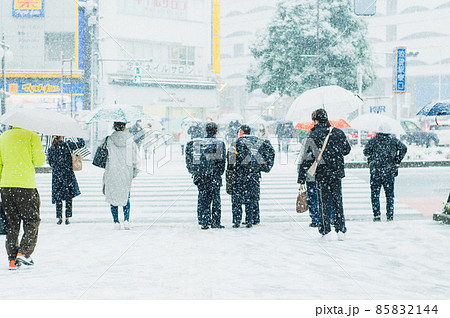初雪が降った池袋 85832144