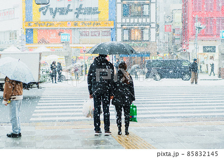 初雪が降った池袋 85832145