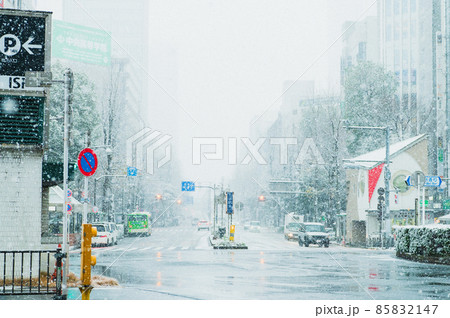 初雪が降った池袋 85832147