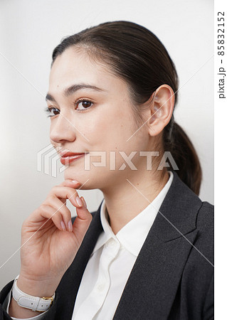 スーツを着た女性 85832152