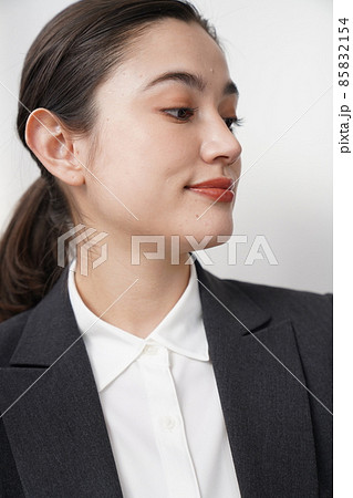 スーツを着た女性 85832154
