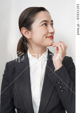 スーツを着た女性 スーツを着た女性 85832163