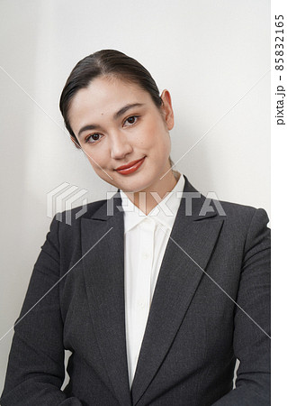 スーツを着た女性 85832165