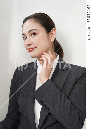 スーツを着た女性 85832166