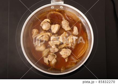 親子丼 調理中 親子丼 調理中 85832270