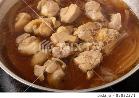 親子丼　調理中 85832271