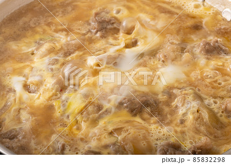 牛とじ丼　調理中 85832298