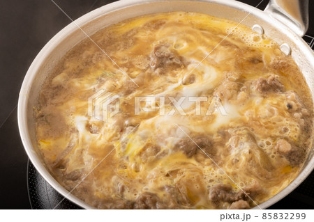 牛とじ丼　調理中 85832299