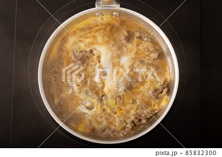 牛とじ丼　調理中 85832300