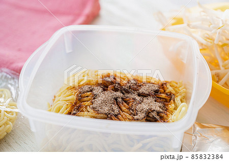 袋入り麺に粉末ソースをかける 袋入り麺に粉末ソースをかける 85832384