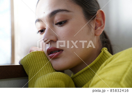 黄色いニットを着た女性 85832416