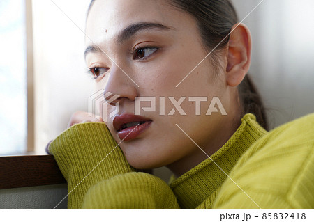 黄色いニットを着た女性 85832418