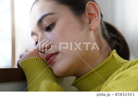 黄色いニットを着た女性 85832421