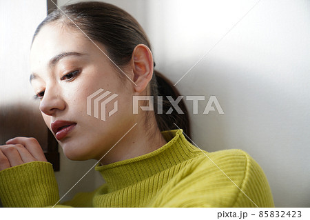 黄色いニットを着た女性 85832423