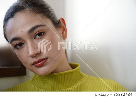 黄色いニットを着た女性 85832434