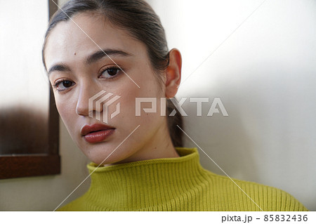 黄色いニットを着た女性 黄色いニットを着た女性 85832436