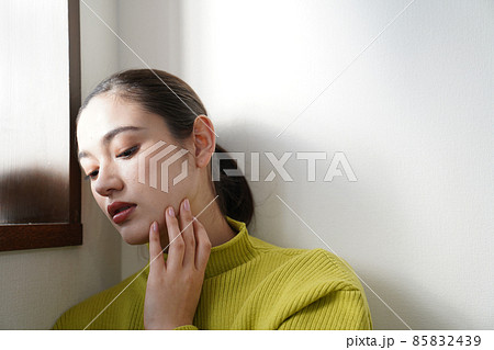 黄色いニットを着た女性 黄色いニットを着た女性 85832439