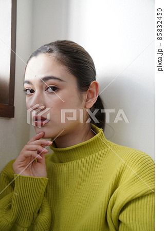 黄色いニットを着た女性 85832450
