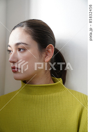 黄色いニットを着た女性 85832456
