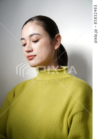 黄色いニットを着た女性 黄色いニットを着た女性 85832463