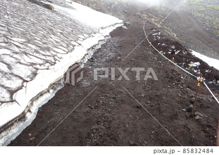 富士山登山道 残雪期 富士山登山道 残雪期 85832484