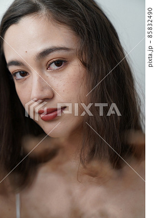 そばかすのある女性のポートレート そばかすのある女性のポートレート 85832490