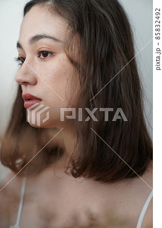 そばかすのある女性のポートレート そばかすのある女性のポートレート 85832492